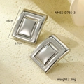 Macro shot of rectangular stainless steel earrings with size 3.6cm by 2.7cm and 30g weight - 18K Gold Plated / Steel