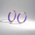 Nahaufnahme der goldenen Creolen mit hochwertiger lila Emaille-Beschichtung - Violett Lila