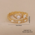 Anello a serpente dorato con smalto bianco, zirconi e testa di perla - Stile Perla di Serpente (5973897251802)