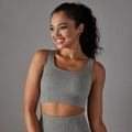 Gros plan détaillé du soutien-gorge de sport gris sans couture et texture respirante - Gris
