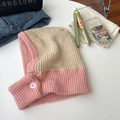 Pasamontañas de punto rosa y beige con detalle de botones y calentador de cuello - Rosa Arroz