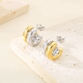 Makroaufnahme zweifarbiger 18K vergoldeter C-Ohrringe auf Steinhintergrund - 14*9mm(KE109886-KFC) / Zweifarbig (Gold & Silber)