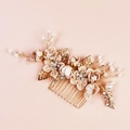 Peigne à cheveux mariée doré avec perles, strass et fleurs en tissu sur fond rose - Grand peigne à cheveux / Rose