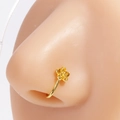 Vue macro d'un clip de nez rose doré non percé avec un design en forme de U - Petite Fleur Or