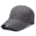 Dunkelgraue Baseballkappe mit Strukturstoff und S SPORTS Metalllogo an der Seite - Verstellbar / Grau