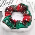 Détail d'un chouchou de Noël à carreaux rouge et vert avec flocons et bordure en peluche blanche - Petit flocon de neige rouge vert