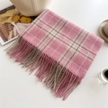 Gros plan d'une écharpe à carreaux rose avec franges et texture douce dans un décor chic - 208x66cm / Rose