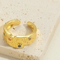 Detail eines 14K vergoldeten strukturierten Rings mit bunten Steinen auf Stein - Bunte Zirkonia-Stil (JZ0503-2)