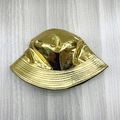 Detailansicht eines goldenen Fischerhuts mit glänzend strukturierter Metallic-Oberfläche - Einheitsgröße / Gold (Schwarze Rückseite)