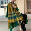 Détail de l'écharpe à carreaux jaune et vert avec de longues franges sur maille douce - 44s Jaune Nuances de Vert à Carreaux
