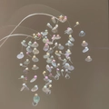 Vue macro de boucles d'oreilles colorées avec disques translucides et gouttes en cristal - Tige d'oreille en argent - Coloré