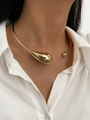 Gepolijste gouden choker met een grote waterdruppel hanger en minimalistisch open design - Goud