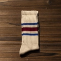 Chaussettes rétro en coton crème avec rayures bleu marine et bordeaux sur bois - Taille Unique / Rayé Rouge Bleu