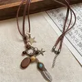 Détail du collier à plumes ethniques avec perles en bois et turquoise sur toile de lin - Style Petite Plume Argentée (HN7384)