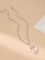 Detailopname van een zilveren draakhanger met gedetailleerde schubben en een schakelketting - Zilver