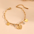 Detalle de pulsera de cadena dorada con colgante de corazón grabado y dijes de circón - Pulsera de Ángel con Corazón Dorado (F313)