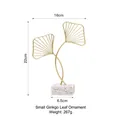 Kleines goldenes Ginkgo-Blatt Ornament auf weißem Terrazzo-Sockel für Deko - Doppeltes Ginkgoblatt-Klein