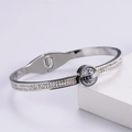 Dettaglio del bracciale a molla in argento con cristalli incastonati e numeri romani - Bracciale con Numeri Romani in Zirconia / Color Acciaio
