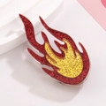 Spilla a fiamma in acrilico glitterato rosso e giallo su un supporto bianco - Spilla Fiamma Glitter Oro Rosso