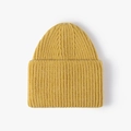 Gorro de punto acanalado con vuelta en color amarillo mostaza con diseño de invierno - Amarillo Jengibre