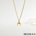 Dettaglio della collana con pendente a corno dorato e tre zirconi su sfondo bianco materico - Ciondolo Crescente Oro Micro-incastonato Tre Pietre (NE2336-A-4)