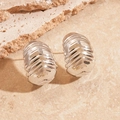 Boucles d'oreilles argentées géométriques en V avec texture rayée sur pierre naturelle - Argent Ovale