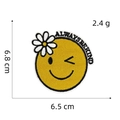 Dettaglio della toppa ricamata con faccina gialla Always Be Kind e fiore bianco - Stile Di Viaggio Delle Piante 1 (Sorriso Margherita)