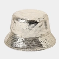 Detailaufnahme des Laser-Silber-Fischerhuts aus PU-Leder mit Schlangenhaut-Textur - M (56-58cm) / Gold