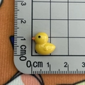 Vue détaillée d'une mini figurine de canard en résine de 1,5 cm avec échelle - 05*Petit Canard Jaune Mini