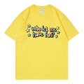 Gelbes Baumwoll-T-Shirt für Herren mit buntem Buchstabendruck und klassischem Rundhals - Gelb