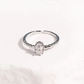 Détail de la bague réglable en argent avec zircon ovale et texture perlée sur pierre - Pierre Précieuse Blanche Base Argentée