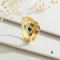 Nahaufnahme des goldenen Yin-Yang-Rings mit bunten herzförmigen Zirkoniasteinen besetzt - Einstellbar Offen / Gold Stil A