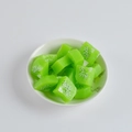 Realistische kunstmatige kiwi fruitblokjes voor DIY gepresenteerd in een witte kom - 2cm x 1,7cm / Kiwi-blokje