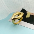 Vue détaillée d'une bague en forme de lèvres en or 18 carats sur tissu blanc - US 7 / Or