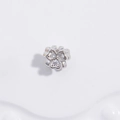 Vista macro de abalorio floral de plata S925 con circones para joyería artesanal - Estilo Trébol Plateado