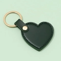 Portachiavi a cuore in pelle verde scuro con anello in metallo dorato e cuciture - Verde