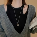 Zilveren ketting met drie in elkaar grijpende ringen en zirkoon gedragen door model - Driedubbele Ring Verstrengeld-Zilver