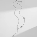 Dettaglio della collana d'argento con ciondolo inciso BEAUTY e pendente con la lettera B - Catena a serpente a botte / Color Acciaio