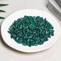 Piedras de malaquita trituradas en verde oscuro presentadas en un plato redondo blanco - Malaquita / 5-7mm (100g)