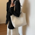 Glänzende weiße große Tote Bag mit goldenen Metalldetails und dünnen Schultergurten - Weiß