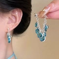Zilveren kwastjes oorbellen met blauwe ronde edelstenen op model en close-up in de hand - 11# Zilveren oorsteker - Blauw - Rond