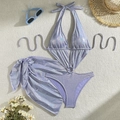 Dettaglio del bikini viola metallizzato laser con pareo e anello ornamentale - S / Lavanda