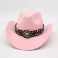 Chapeau de cowboy rose en feutre avec détails turquoise et bandeau en cuir sur fond blanc - Rose (Ceinture en Cuir Florale)