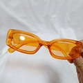 Dettaglio della montatura degli occhiali da sole rettangolari arancioni in plastica lucida - 322 Arancione Trasparente