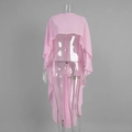 Detailaanzicht van de lichtroze chiffon sjaal met een soepel vallend cape-silhouet - S / Roze