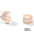 Detailaufnahme der roségoldenen Creolen mit Zirkonia-Inlay und Größenabmessungen - Roségold (E03007-1)