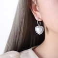 Boucles d'oreilles cœur en perle avec bordure torsadée argentée au style vintage - Style de Coeur Blanc Argenté (F898)