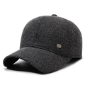 Donkergrijze winter baseballpet met woltextuur, oorkleppen en metalen logo - Verstelbaar / Grijs