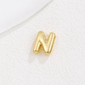 Makroaufnahme des vergoldeten, glänzenden N-Buchstabenanhängers mit glatter Oberfläche - N-Stil (5772646001913) / Nur Anhänger / Gold