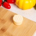 Dettaglio di un mini contenitore per salse giallo con coperchio a righe su legno - Beige/Strisce